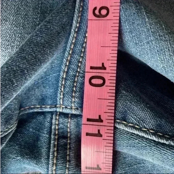 True Religion Maisie Raw-Hem Jean Shorts in Medium Wash Size 29 NWT - Picture 10 of 10